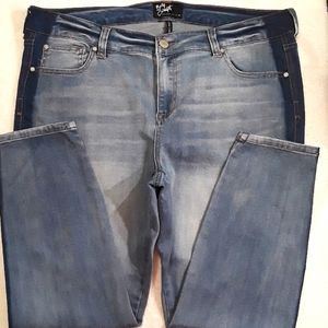 "Celebrity Pink" Midrise Ankle Skinny Jeans. Womens Plus Size: W20x27L